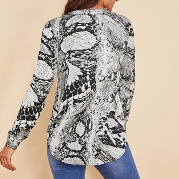 🔥🔥LAST 1⭐️💕V-neck Snake Skin Blouse! - Picture 2 of 5